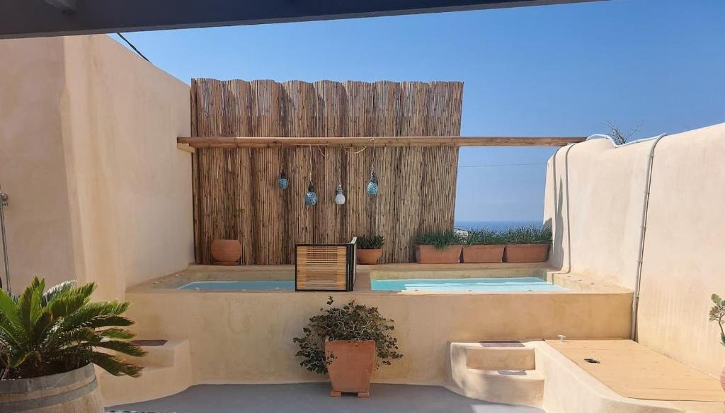 Finikia Apartment | Casa Itaca luxury apartments with private jacuzzi and sea view in Foinikia - Oia