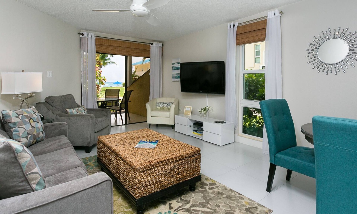 Seven Mile Beach Condo | Central location! Renovated, King Bed, 65" TV, fully stock ktchn Cayman Reef 17