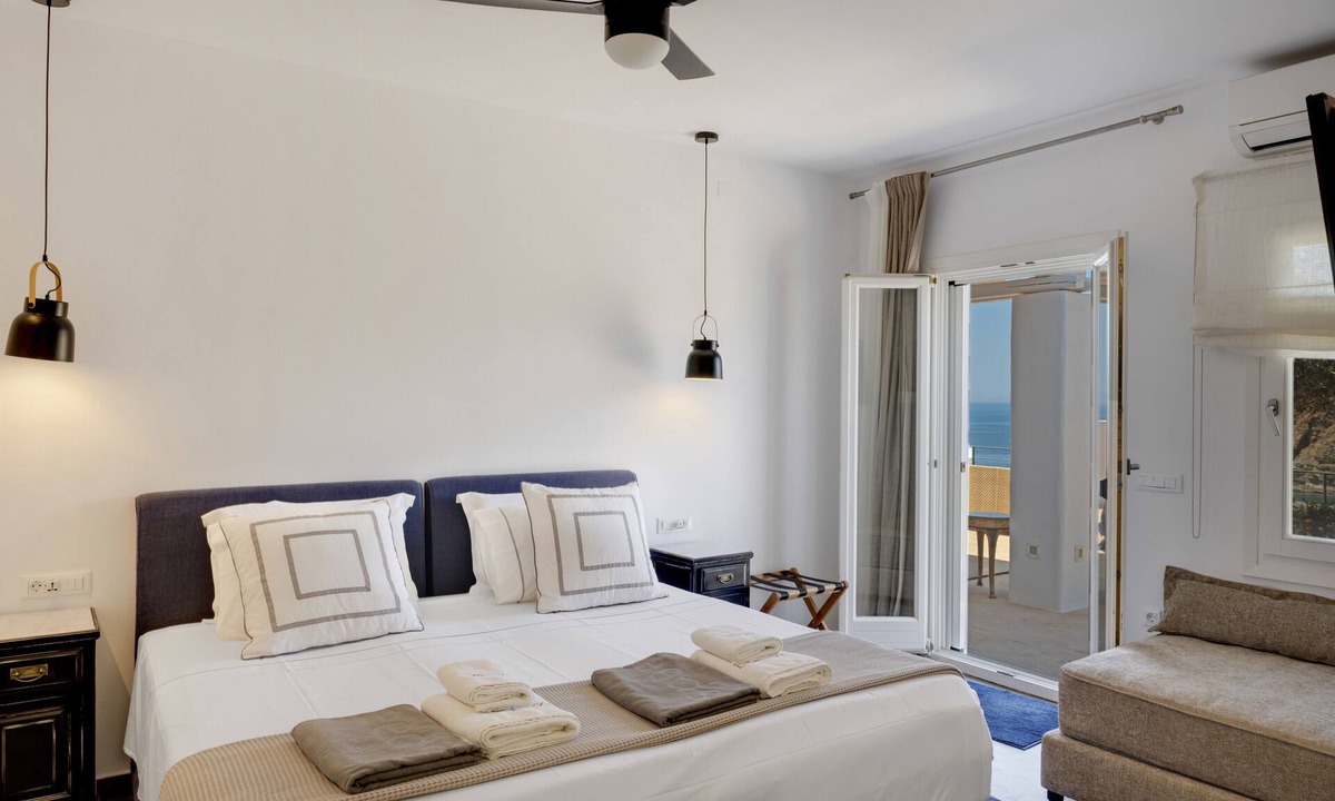 Syros House | Studio Apartment "Blueros - Black Stone Suite" with Sea View, Shared Pool & Wi-Fi