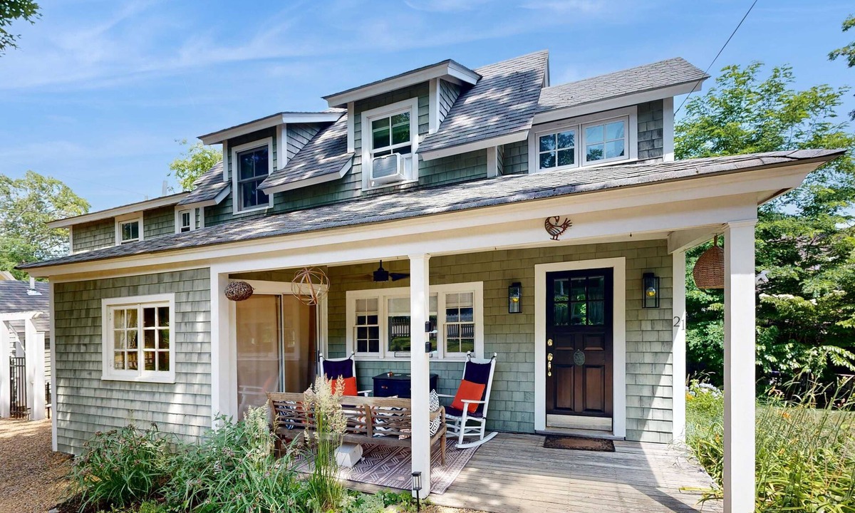 East Chop House | Updated house close to town and beach with patio, AC, and games