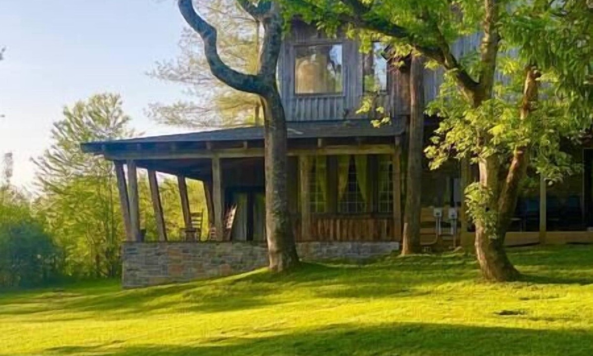 Franklin Apartment | Whimsical Gatehouse at Dark Horse Retreat