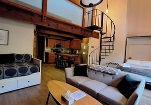 Spacious Gastown Loft with 20ft ceiling in Vancouver