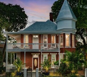 The Grand Maloney Hotel 