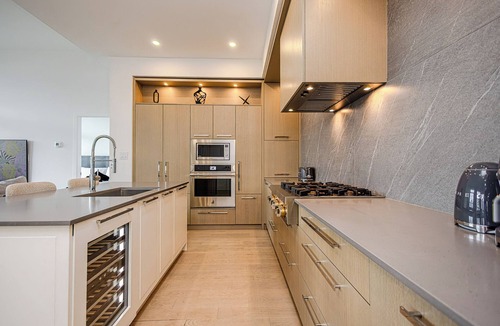 South Pandosy House | 2-bedroom condo with king beds in Kelowna across from Gyro Beach. Rooftop Deck.