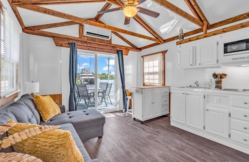 Marathon Cabin | Cabins at Bonefish Bay