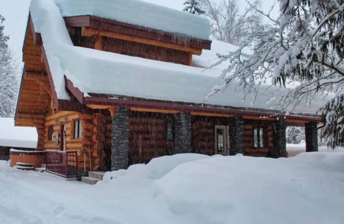 Revelstoke Ski Chalet | Charming Log Chalet Getaway with Wood Fireplace and Hot Tub – 1 km from Resort