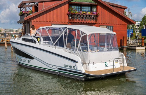Grou Boat Rental | Delphia 10 Lounge een Uniek Verblijf op het Water