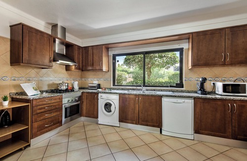Vilamoura Villa | Exclusive Retreat in Vilamoura, private pool, off-street parking, Free AC & wifi