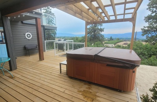 Toovey Heights Bed & Breakfast | FULLY LICENCED : Private HEATED POOL and hot tub with Okanagan valley view