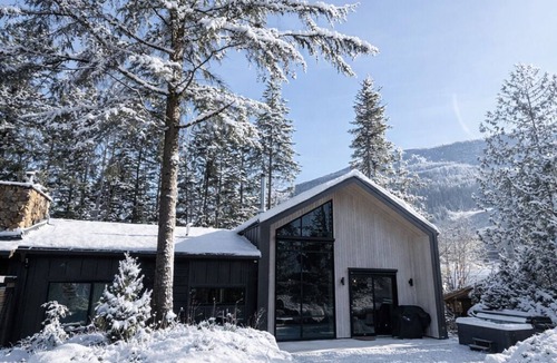 Revelstoke Ski Chalet | Gondola base - Stunning views - Hot tub - Sauna - Business #0005235
