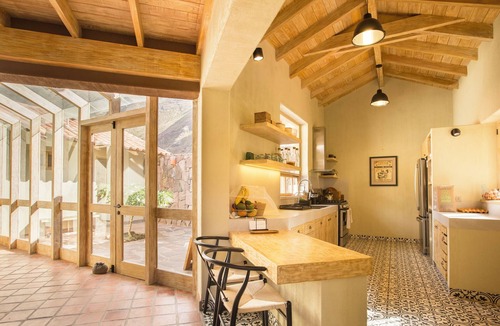 Maras House | Luxurious 4-bedroom house in delightful Urquillos Huayllabamba with WiFi
