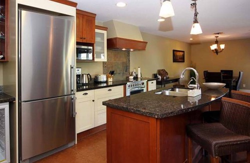 Canmore Condo | Mökki Mountain Suite - mountain views & private corner unit