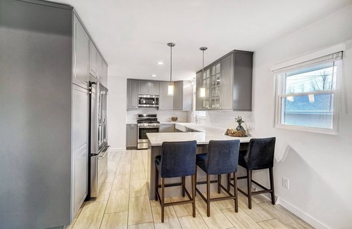 Upper Arlington House | Modern, Fully Furnished Retreat, Close to OSU Campus, Downtown and Riverside Hos