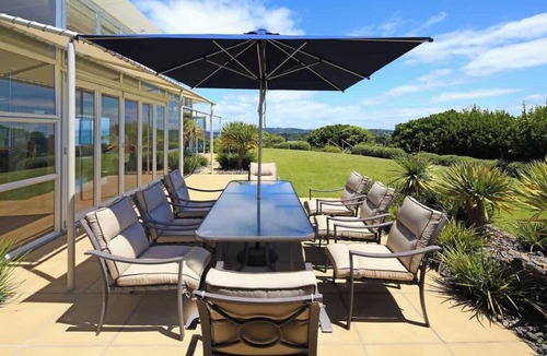 Omiha House | Royal Blue - Elevated Putiki Bay Views