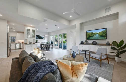 Barton Heights House | Stunning Mid-century Perfection, Heated Pool & Hot Tub Zilker & Barton Springs!