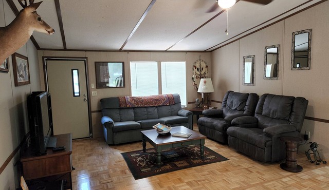 1-1/2 acre Park like wooded setting. Clean 3/2 with plenty of parking. in Homosassa
