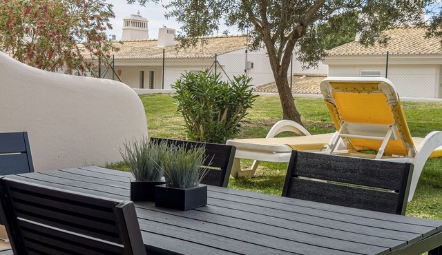 2 bedroom apartment with swimming pool 2m from Sra. da Rocha beach. in Porches