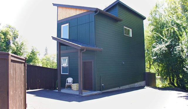2-bedroom vacation home just 13 minutes drive to Moda Center in Vancouver