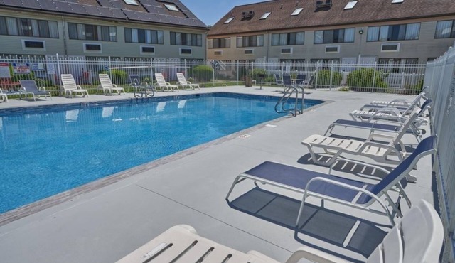 2 Budget Cape Cod Rooms – Relaxed Setting Close to the Beach & Local Attractions in Falmouth