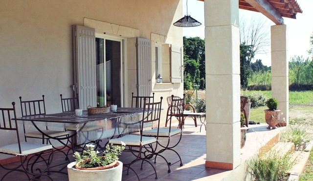 2 * CLASS HOUSE WITH SWIMMING POOL IN THE COUNTRYSIDE AT EYGALIERES in Eygalières
