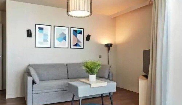 2-Room Apartment for 4 People in Suresnes