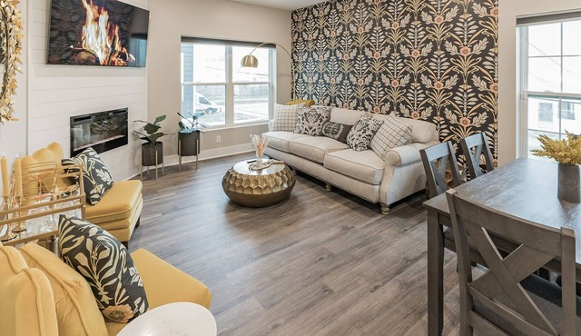 3 bed 4 bath Townhouse w Porch & Rooftop deck- 5 min to Downtown! in OMAHA