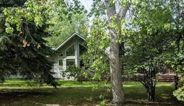3 Bedroom Cottage - Sunroom + Patio + Fire Pit in Grand Marais