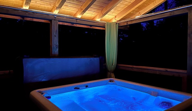 347 reviews ⭐️ Treehouse Views & Privacy! Awesome Updates Only 5 Min to Parkway in Sevierville