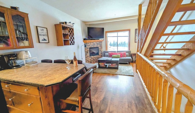 ★ 3BR/2B TH, ski-in/walk-out, by ski run, new private hot tub, fireworks view!★ in Big White