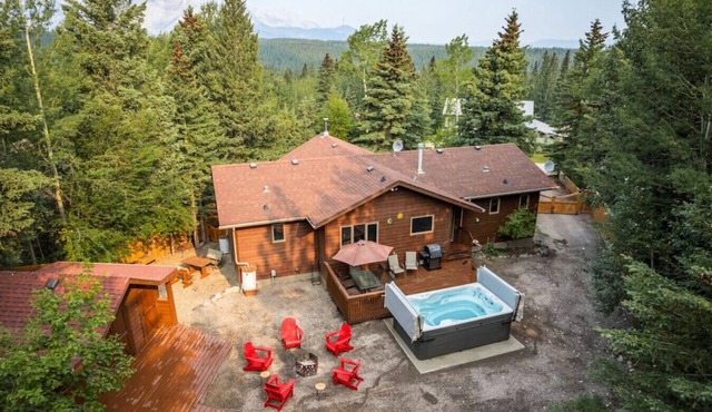 4 Br Mountain Chalet | PRIVATE Pool/Hot Tub |2-min DRIVE to Jasper National Park in Jasper