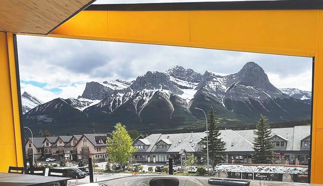 4 BR with Epic Mountain View, Hot Tub, Garage EV Port, Super High Ceiling in Canmore