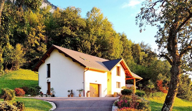 4-star gîte, 10 people, with SPA, 2 minutes from the lake. Lake view. in Aiguebelette-le-Lac