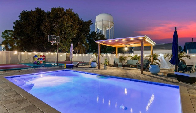 5BR, HtdPool, Pickleball, FootPool, 8 min to Beach in Bradenton