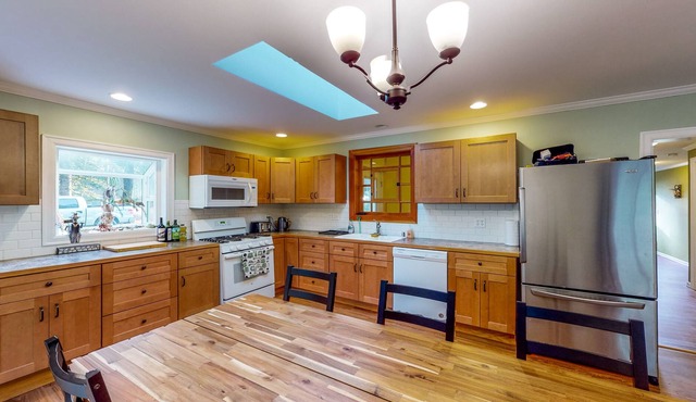 Adventure Base Camp near Mt Baker & North Cascades - Fenced Dog-Friendly Yard in Maple Falls