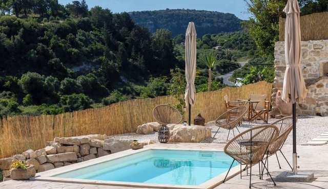 Aerida GuestHouse Of Stone, Maria & Natalia Suites in Amnatos