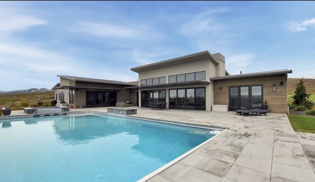 Amazing Views, massive Heated Pool, Hot Tub, Ultra Private, NO STAIRS, Rambler in Yakima