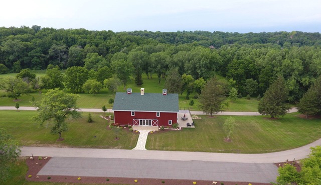 Annabel Lee Barn ~ A Getaway of Warmth & Charm! in Dubuque