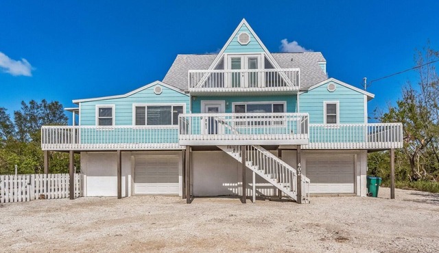 Anthony Beach Cottages - Island Retreat Heated pool home w/4 bedrooms 3 baths in Holmes Beach