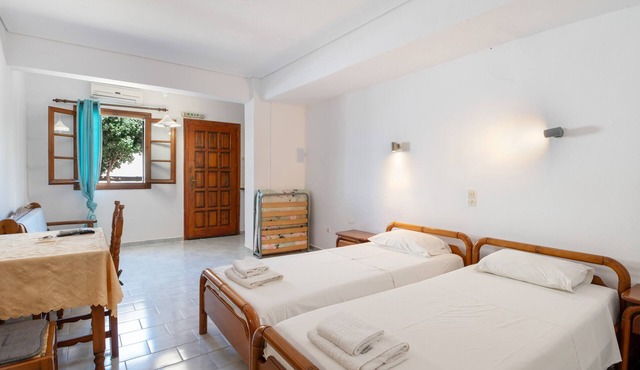 Apartment 'Triple Comfort Studio' with Shared Garden and Wi-Fi in Mpatsi