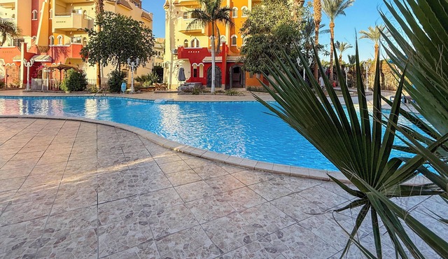 Apartment with a big swimming pool and balcony in Hurghada