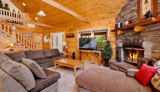 Arktos Jewel Log Cabin w/Hot Tub + Pool Table in Big Bear City