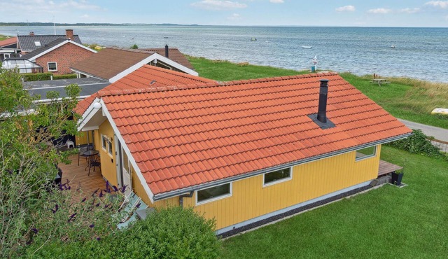 Awesome home in Allingåbro with kitchen in Allingåbro