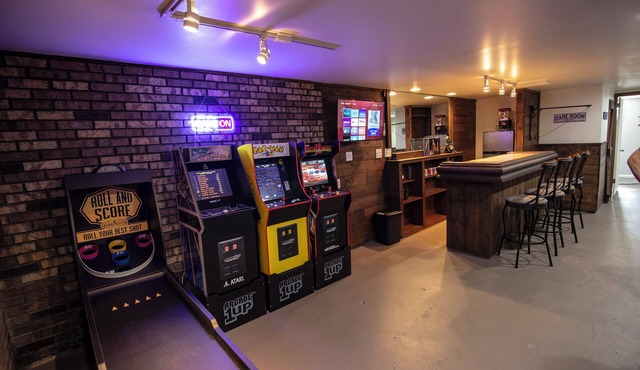 Barcade and rope swing bar, 5 minutes from The Avalon Grand Resort and Golf! in Warren