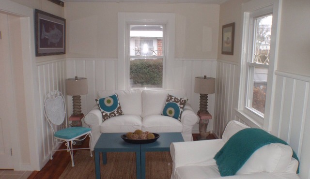 Beach Cottage Steps Away From Easton's (First) Beach in Middletown
