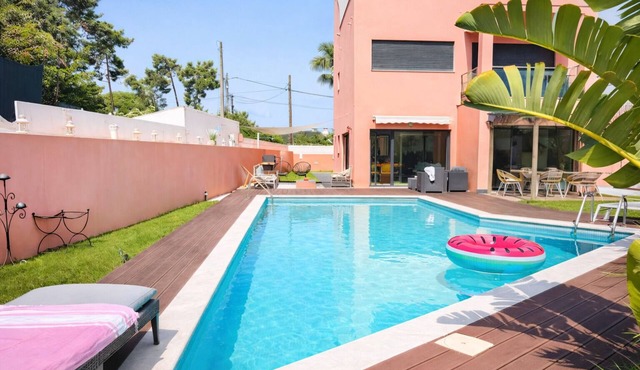 Beach Walk Villa with Pool & AC. Just remodeled, proximity to golf and Lisbon! in Charneca de Caparica