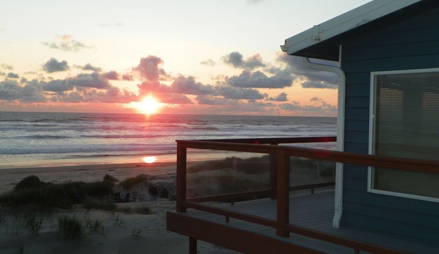 BEACHFRONT, AWESOME VIEWS & EASY BEACH ACCESS. 5 bedrooms, 4 baths. 2 Kitchens. in Waldport