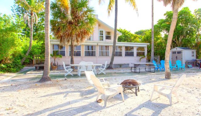 Beachfront Dunes, Sleeps 8, 3 Bedrooms plus Den, Gulf Front, Pet Friendly in Fort Myers Beach