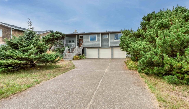 Beachfront Home with Beach Access, Deck and Sweeping Ocean Views in Waldport