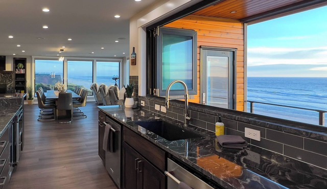 Beachfront Luxury, HotTub, Spa, Big Arcade, Open Layout, 4 Owner Suites, FirePit in Rockaway Beach
