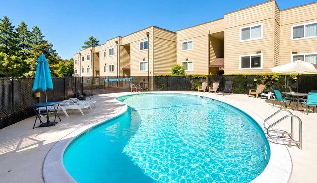 Beautiful 2 bed/2 bath near Magnuson Park. Comfortable King & Queen beds. in Seattle